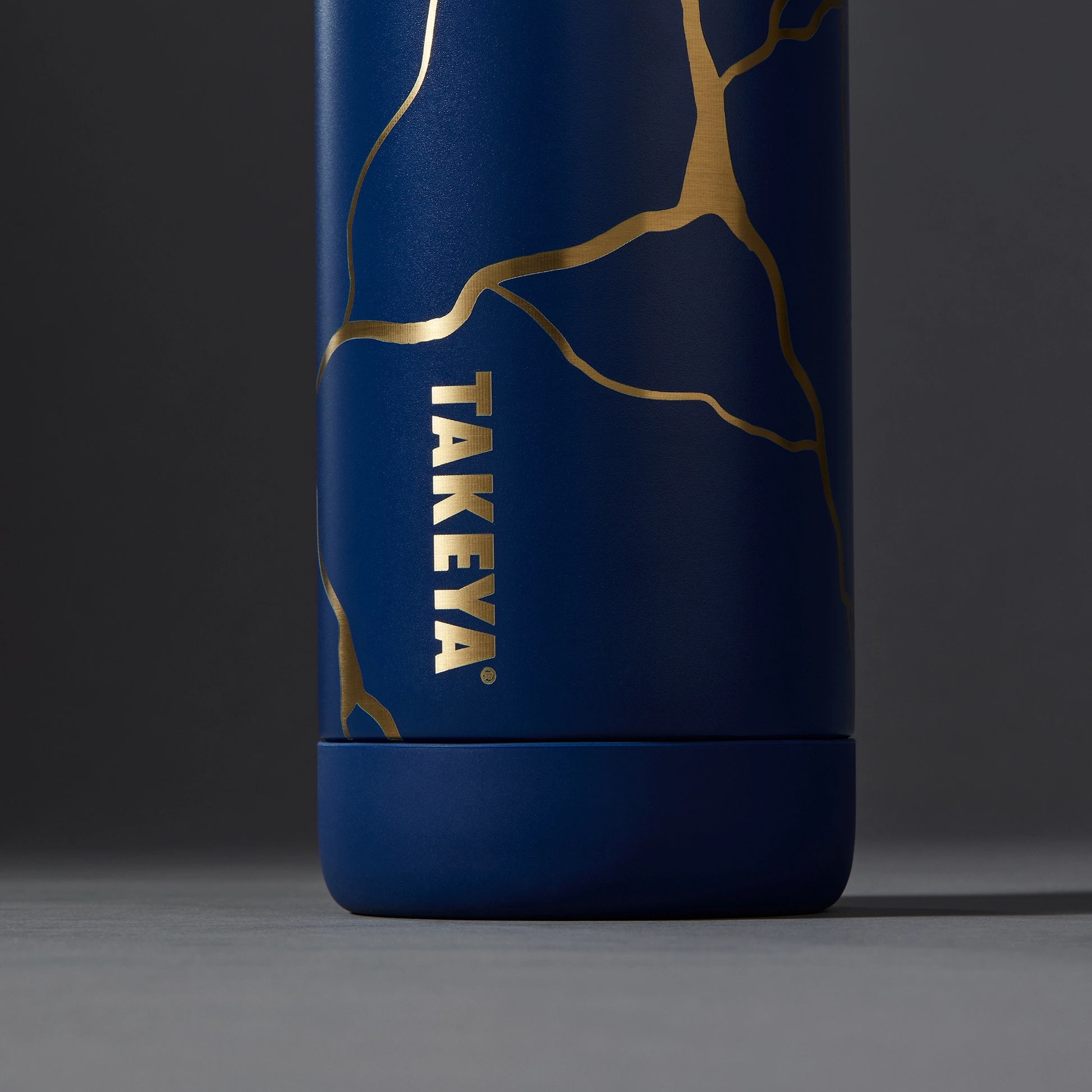 kintsugi-water-bottle-with-spout-lid-l1 51390-TK_HO25_Kintsugi_Takeya9241_Crop.png