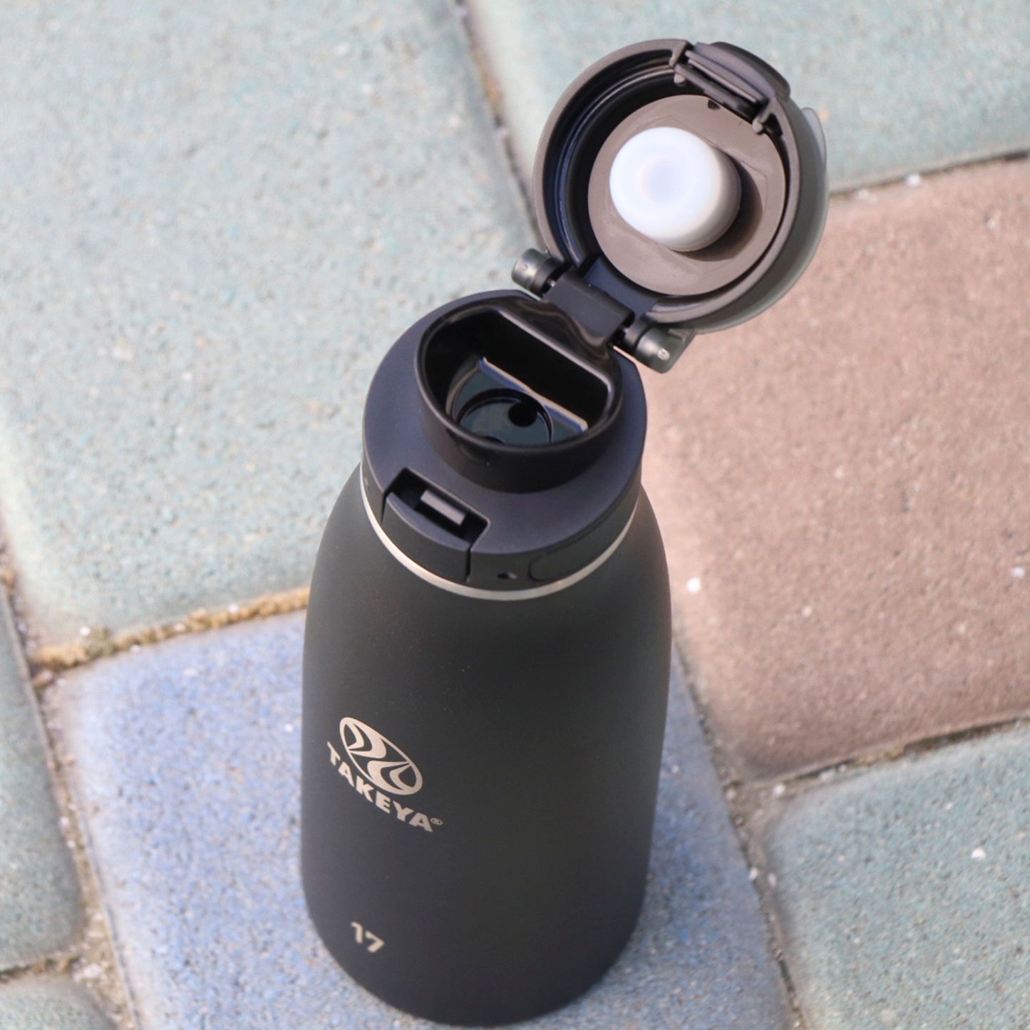 traveler-fliplocktm-lid-t1 96076-R-TravelerLid-Lifestyle-Onyx.png